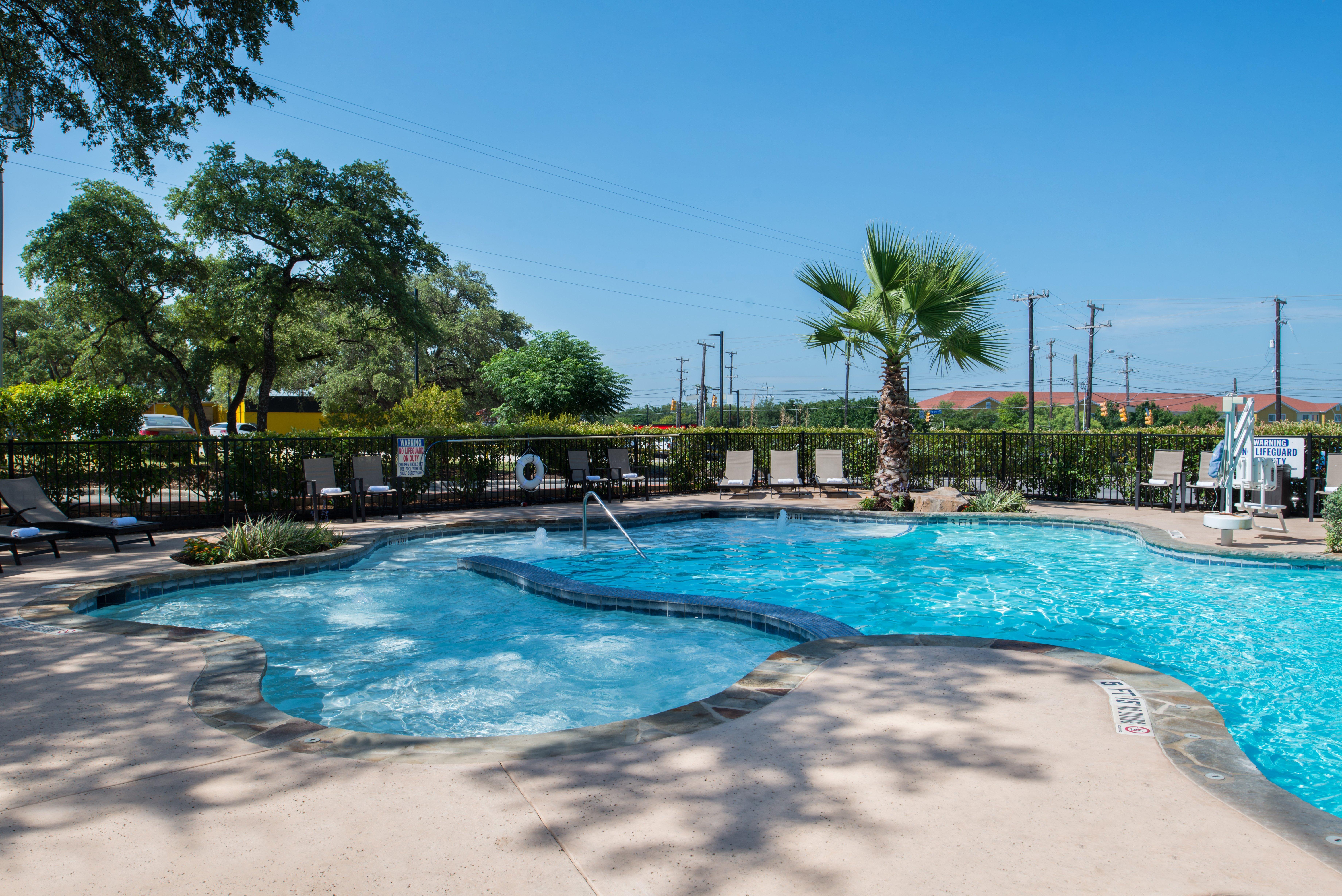 Holiday Inn Express & Suites San Antonio Medical - Six Flags By Ihg Exterior foto